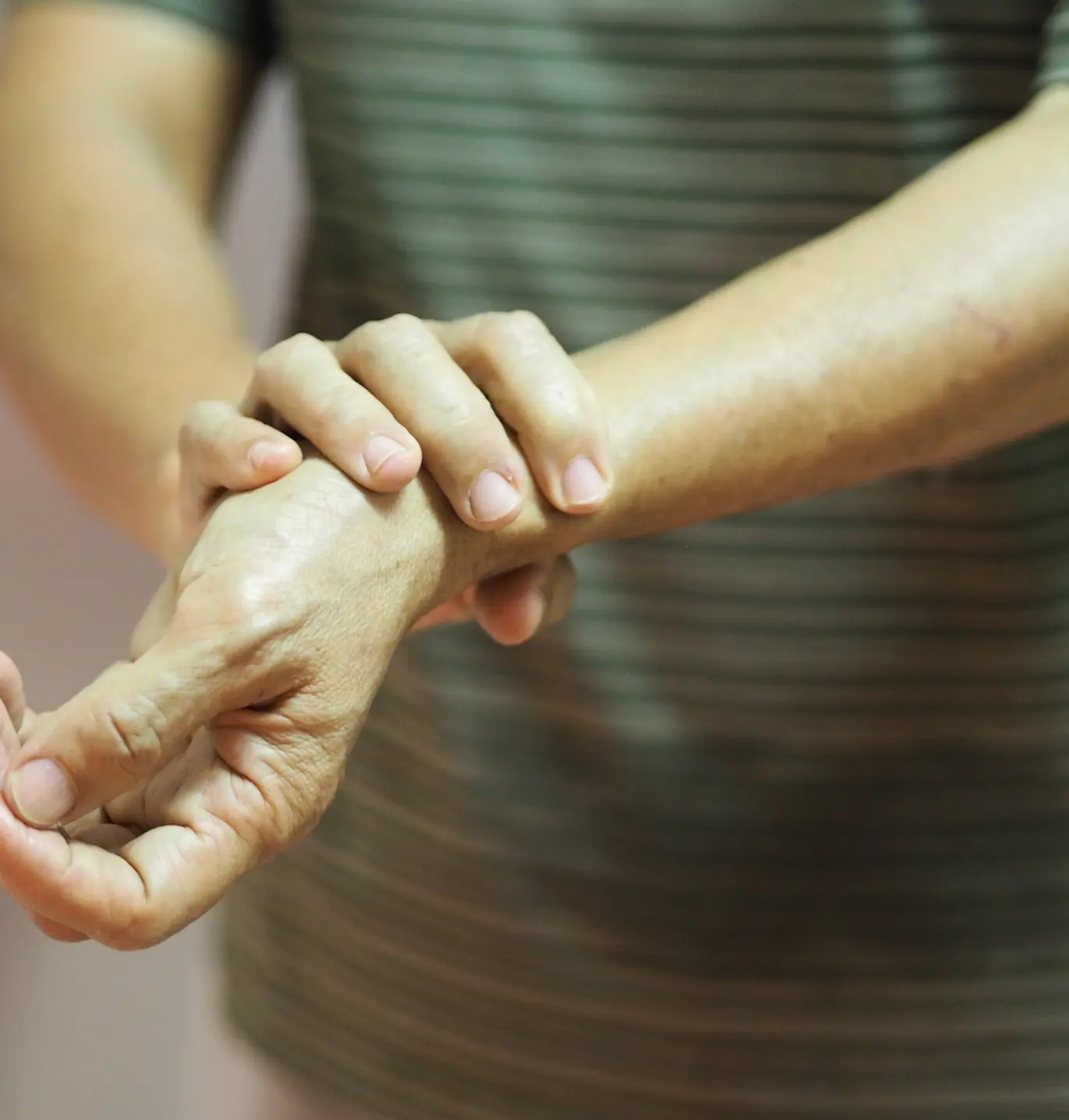 Hand Wrist Pain: Physical therapy for pain relief & mobility recovery. Rehab treatment at our clinic. Effective patient care.